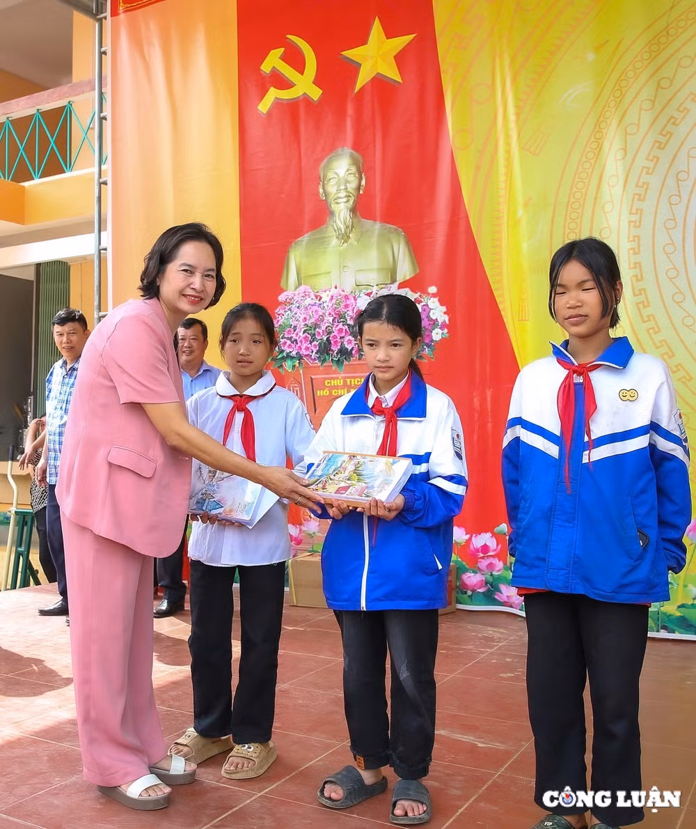 hoi nha bao viet nam trao tang nhung mon qua y nghia den hoc sinh co hoan canh kho khan sau lu hinh 6