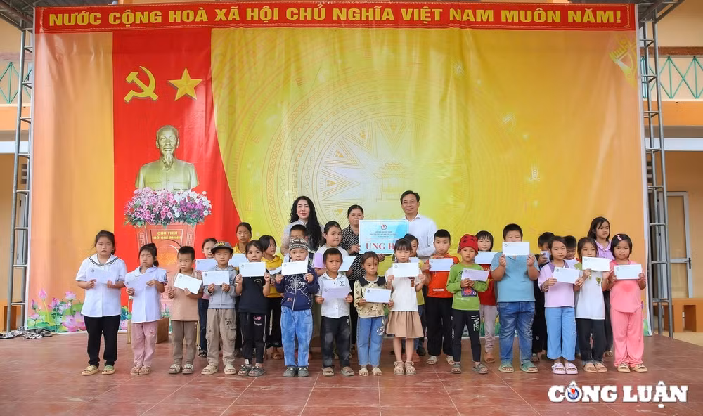 hoi nha bao viet nam trao tang nhung mon qua y nghia den hoc sinh co hoan canh kho khan sau lu hinh 7