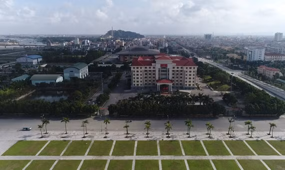 ninh binh se doi du hang tram can bo cong chuc cap huyen xa sau sap nhap hinh 1
