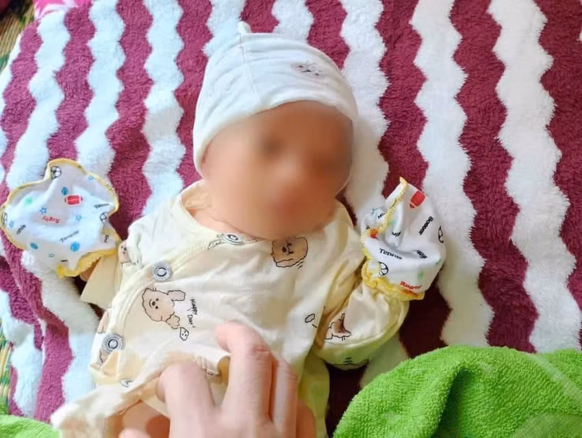quang binh be trai 10 ngay tuoi bi bo roi kem thu gui gam cua me hinh 1