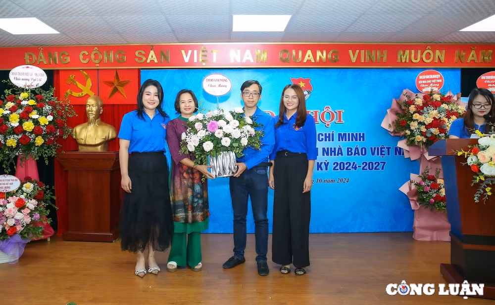 Đồng chí Trần Thị Hương Giang - Ủy viên Ban Chấp hành Đảng bộ, Phó Bí thư Chi bộ Văn phòng, Phó Chánh văn phòng tặng hoa Đoàn Chủ tịch.