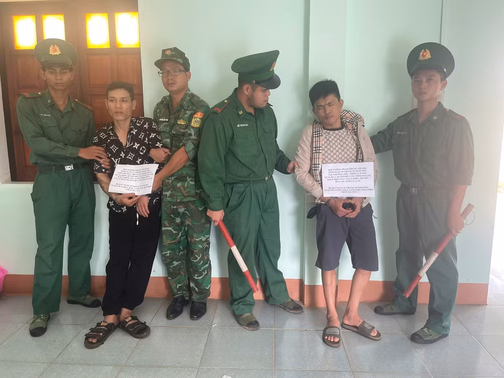 gia lai bat 2 doi tuong mua ban ma tuy thu giu nhieu sung dan va kip no hinh 1