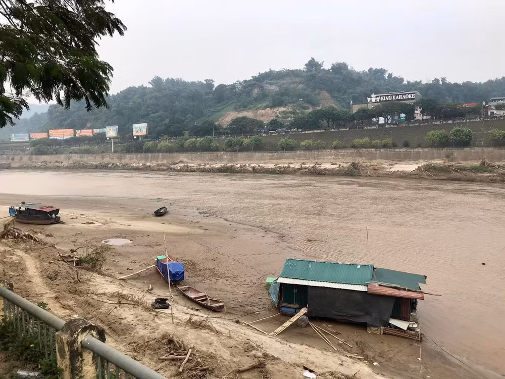 lao cai chieu nay nuoc song hong dang can kiet o muc rat thap hinh 1