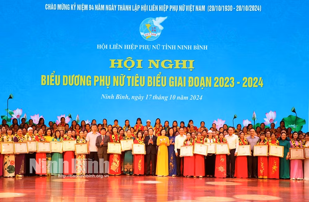 ninh binh tang bang khen 143 can bo hoi vien phu nu tieu bieu xuat sac trong cac phong trao thi dua hinh 1