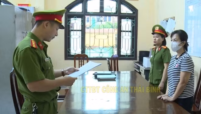 khoi to giam doc cong ty may chi dao cong nhan san xuat hang nhai hinh 1