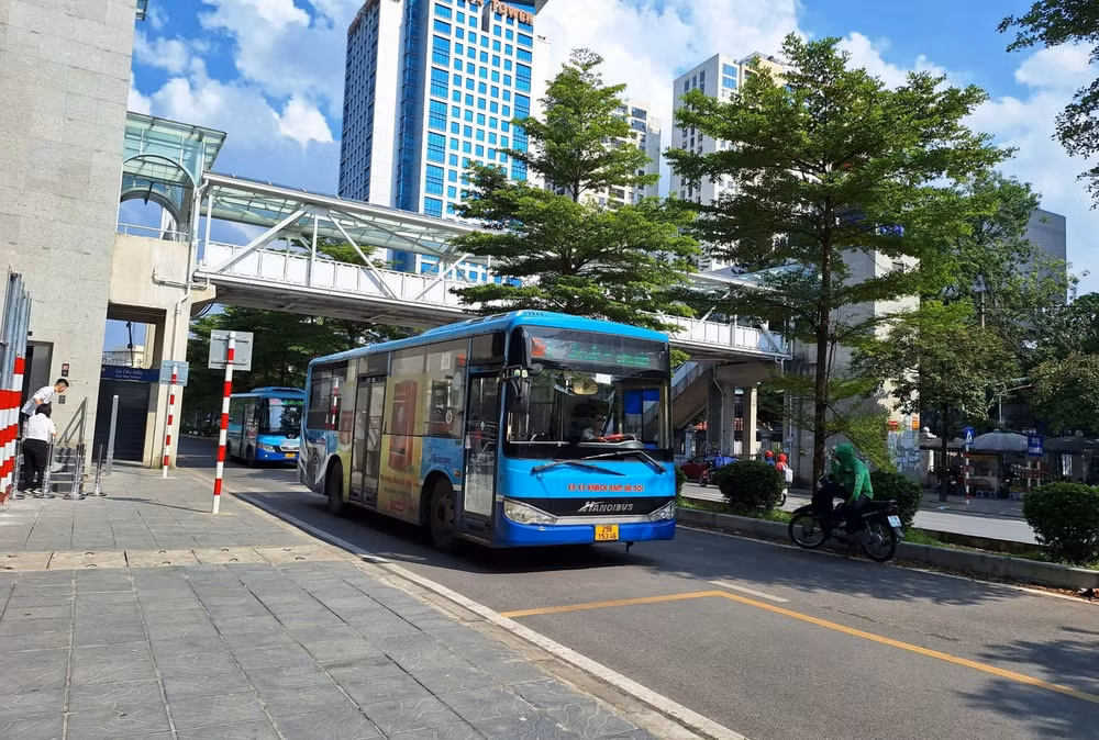 ha noi hanh khach di chuyen bang xe buyt co xu huong tang hinh 1