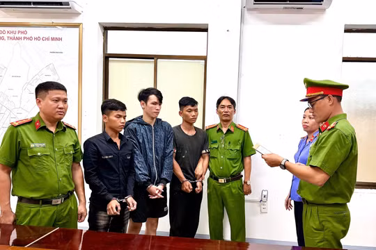 Nhóm thanh niên manh động dùng mũ bảo hiểm tấn công người đi đường ở TP HCM
