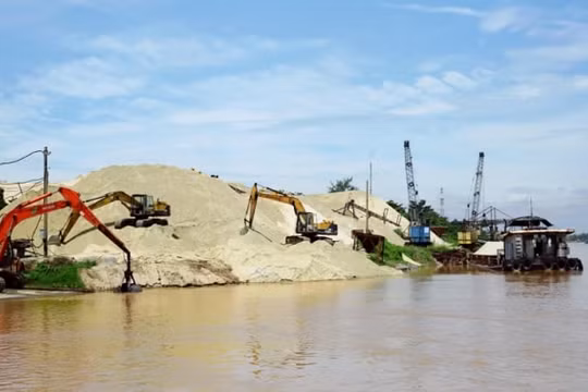 Hà Nội: Kiên quyết xóa bỏ các bến bãi tập kết cát, sỏi trái phép trước ngày 31/7