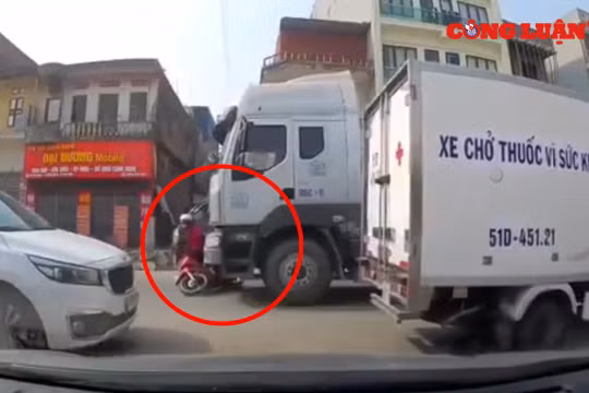 Video giao thông: Người phụ nữ suýt chết vì lao vào điểm mù xe tải