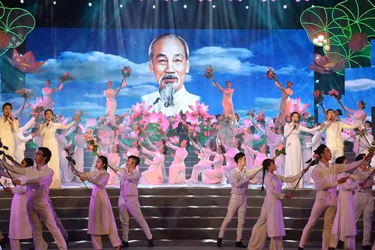 “Hồ Chí Minh đẹp nhất tên Người”