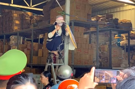 Khởi tố, tạm giam người đàn ông đánh cán bộ phường gãy răng