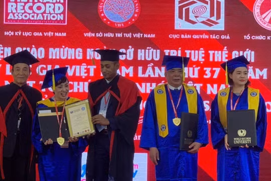 Ở tuổi 73, ông chủ Tập đoàn Mường Thanh nhận bằng cử nhân danh dự của Viện Đại học Kỷ lục Thế giới