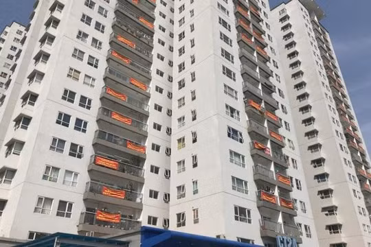 ‘Treo’ sổ hồng chung cư: Người dân có thể khởi kiện chủ đầu tư ra tòa