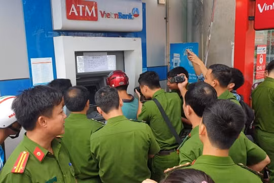 Bắt 3 người Trung Quốc trong vụ cài thiết bị điện tử "lạ" vào máy ATM để trộm tiền