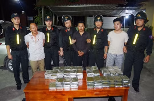 Bắt 5 đối tượng vận chuyển 120 bánh heroin từ Lào về