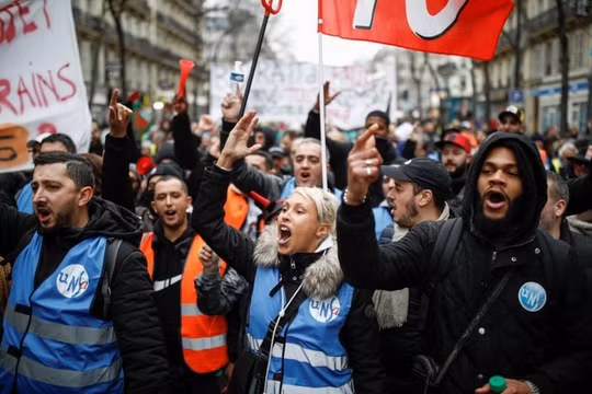 Paris: Người biểu tình đụng độ với cảnh sát