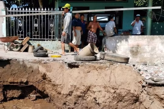 Sóc Trăng: Đê bao chống lũ bị sạt lở, đe dọa hơn 1000 hộ dân