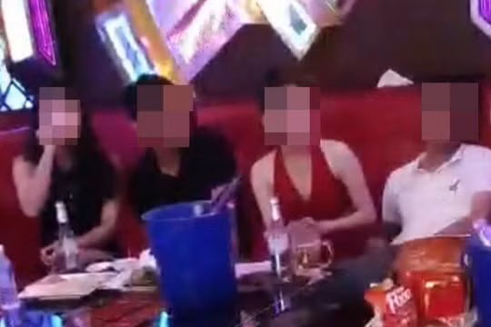 Kiểm điểm cán bộ “khoe” clip đi nhậu tại quán karaoke có tiếp viên nữ