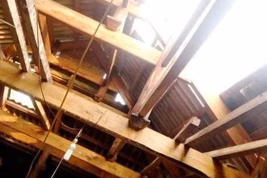 Nghệ An: Liên tiếp xảy ra lốc xoáy, gần 250 ngôi nhà bị tốc mái