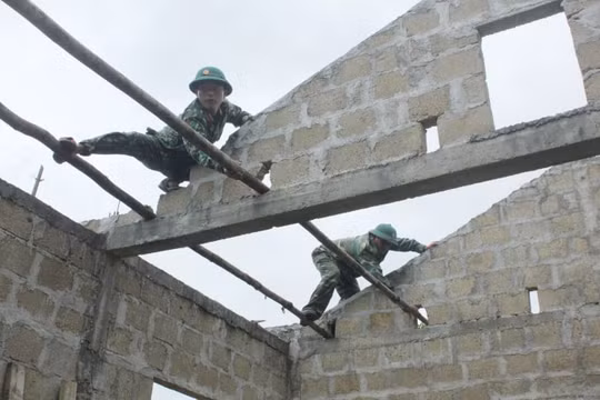 Thăm hỏi, tặng quà và sửa chữa nhà cửa cho các gia đình chính sách