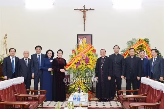 Chủ tịch Quốc hội chúc mừng Giáng sinh tại Tòa Tổng Giám mục Hà Nội