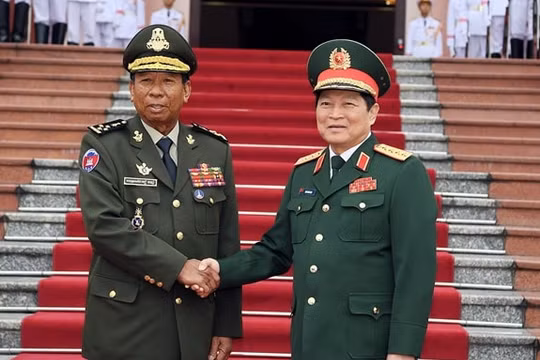 Đại tướng Ngô Xuân Lịch chủ trì Lễ đón Phó Thủ tướng, Bộ trưởng Bộ Quốc phòng Campuchia Tea Banh