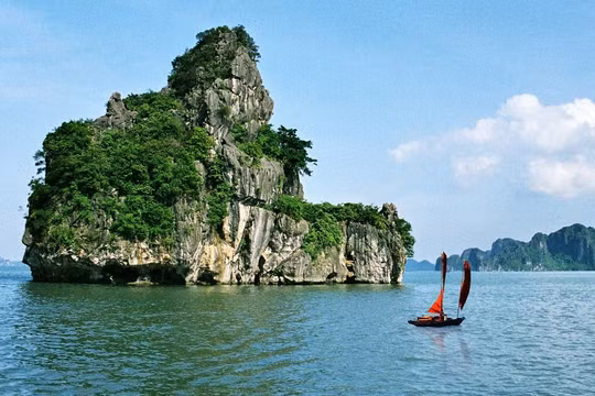 Không chỉ đẹp như tiên cảnh, Hạ Long còn thu phục du khách bởi những yếu tố hấp dẫn