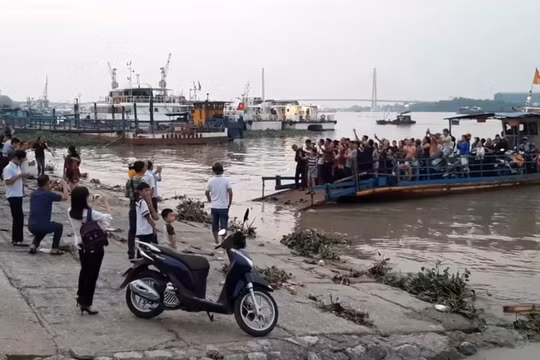 Hải Phòng: Hàng trăm người ra tiễn chuyến phà cuối cùng ở bến Bính