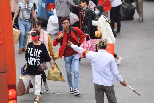 Người dân đổ dồn về Hà Nội sau kỳ nghỉ Tết Kỷ Hợi 2019