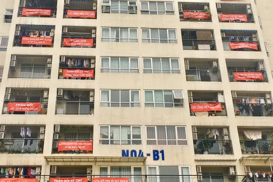 Người dân căng băng rôn phản đối xây bãi đỗ xe tại công viên Cầu Giấy