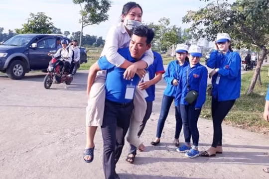 Áo xanh tình nguyện tiếp sức mùa thi