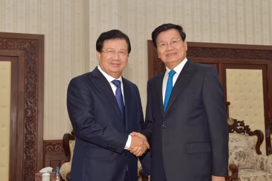 Phó Thủ tướng Trịnh Đình Dũng hội kiến Thủ tướng và Chủ tịch Quốc hội Lào