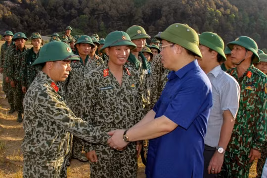 Phó Thủ tướng Vương Đình Huệ thăm hỏi, động viên lực lượng chữa cháy rừng ở Hà Tĩnh