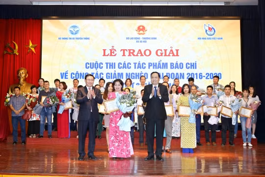 Trao giải cuộc thi báo chí viết về giảm nghèo lần thứ 3 năm 2019