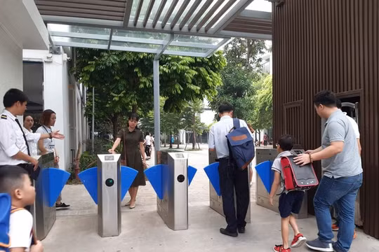 Phụ huynh trường Gateway nghi vấn: Quy trình đưa đón học sinh có vấn đề