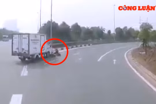 Video giao thông: Rẽ phải đột ngột, tài xế suýt đoạt mạng người đi xe máy