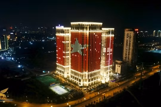 Việt Nam vô địch, các tòa cao ốc của Sunshine Group “bão xuyên đêm” bằng đèn Led rực rỡ