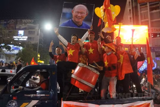 Người dân Cố đô Huế ra đường mừng chức vô địch SEA Games của đội tuyển U22 Việt Nam