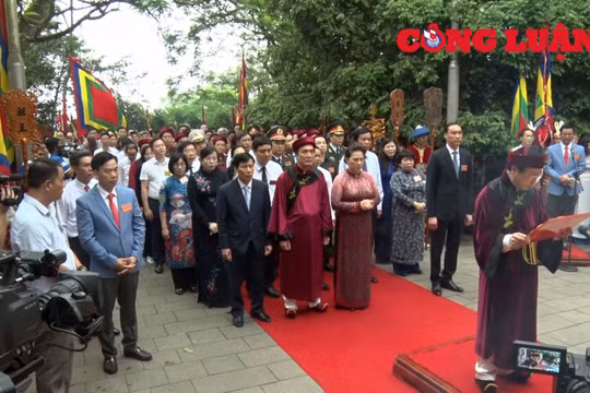 Chủ tịch Quốc hội Nguyễn Thị Kim Ngân thành kính dâng hương tưởng niệm các Vua Hùng.
