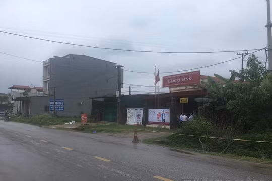 Khẩn trương truy tìm đối tượng dùng dao cướp ngân hàng tại Phú Thọ