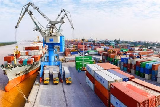 Hoạt động xuất khẩu khởi sắc, xuất siêu tiếp tục duy trì
