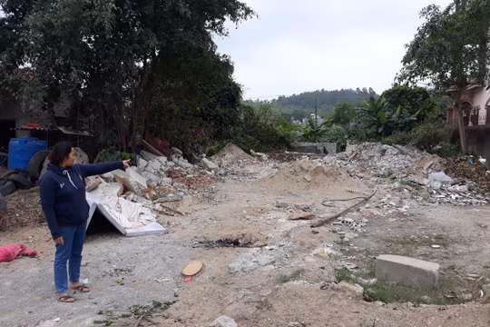Đưa máy ủi san phẳng nhà hàng xóm, hai bố con bị khởi tố
