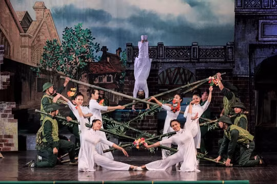 “Sống mãi với Điện Biên”