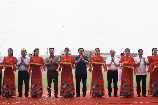 Phó Thủ tướng Vương Đình Huệ cắt băng khánh thành Sân vận động Hà Tĩnh