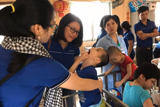 VinaPhone trao yêu thương nhận nụ cười