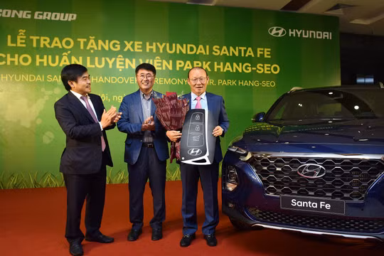 Tập đoàn Thành Công và Hyundai trao tặng xe Santa Fe cho ông Park Hang Seo