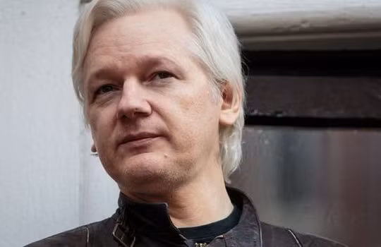 Julian Assange- người sáng lập WikiLeaks bị bắt