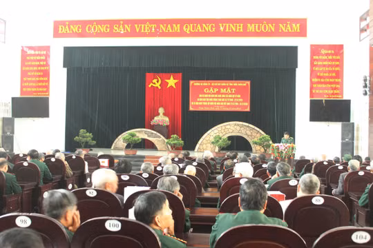 Thừa Thiên Huế tổ chức gặp mặt gần 200 đồng chí là AHLLVT và cán bộ cao cấp Quân đội nghỉ hưu.