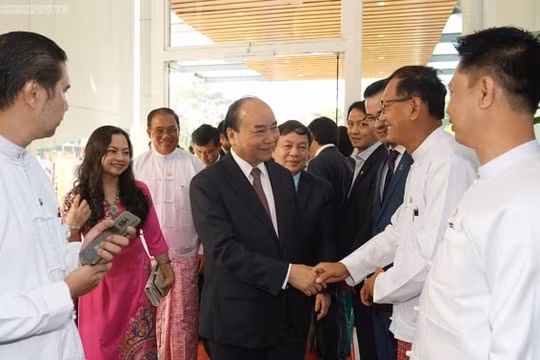 Thủ tướng thăm một số cơ sở đầu tư của doanh nghiệp Việt Nam tại Myanmar