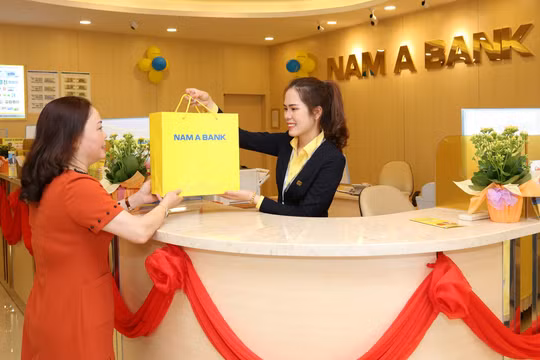 Hàng ngàn khách hàng gửi tiền trúng thưởng từ Nam A Bank